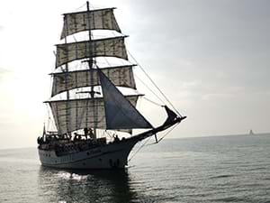 Mooie twee-mast brigantijn: zakelijke feestlocatie op het water, niet ver van Almere