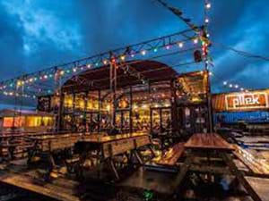 Pllek Amsterdam: stoere industriële en relaxte feestlocatie aan het IJ Pllek Amsterdam: stoere industriële en relaxte feestlocatie aan het IJ